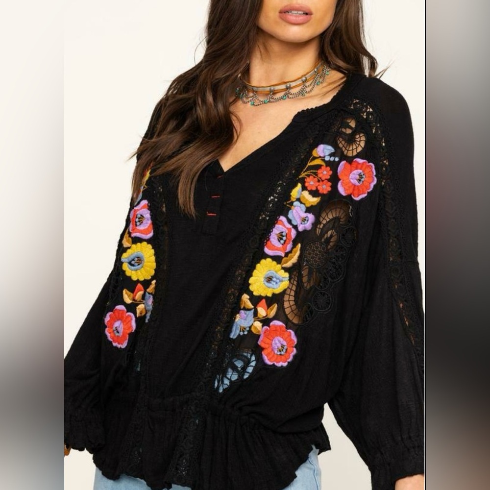 LAST CHANCE. 🌻Free People Serafina Embroidered Shirt🌻